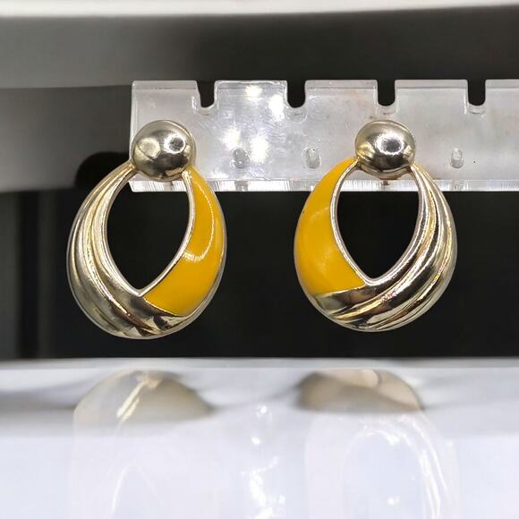 Yellow Loop Hoop Earrings Pierced Enameled Ribbed Gold Tone 80s Vibe Retro Style - Picture 2 of 7